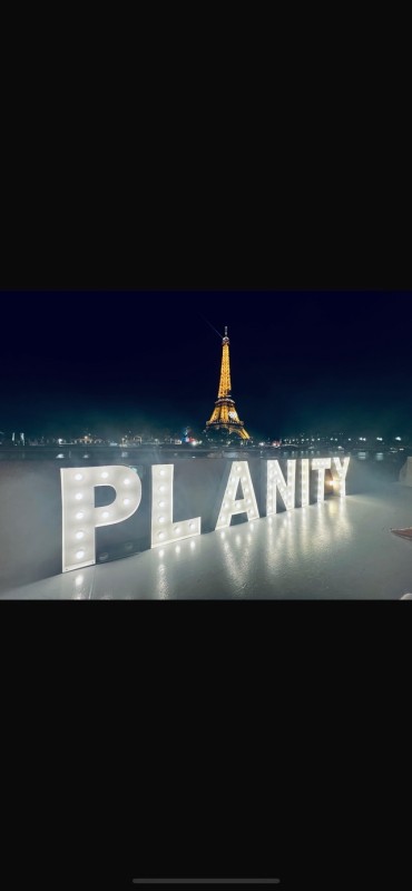 Lettres lumineuses sur un bateau à Paris 