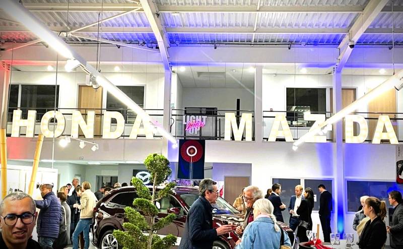 Honda Mazda, Light Up letters
